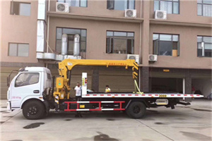 河口附近汽车轮胎更换